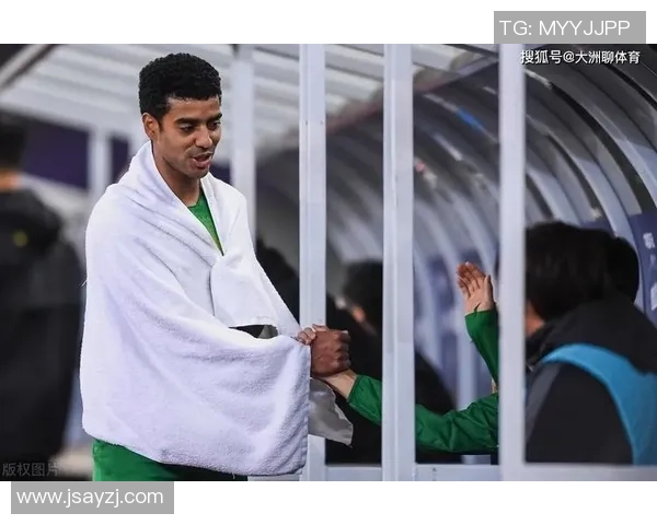 中国足球明星李铁的辉煌历程与对足球事业的贡献分析